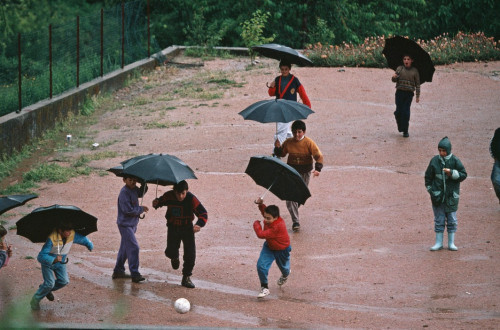  - PORTUGAL, 1992. Kids playing soccer